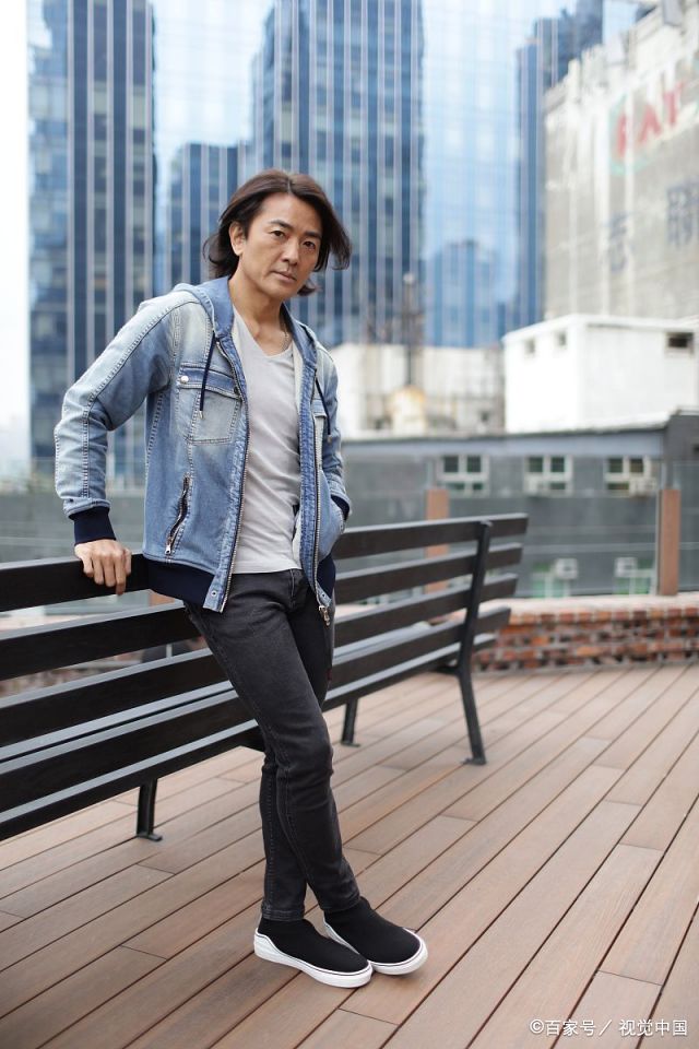 郑伊健为演唱会造势 穿牛仔衫插兜仰望天空变"忧郁男孩"